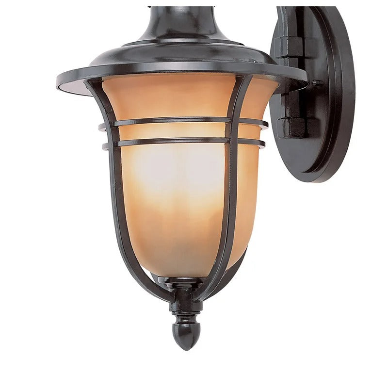 Brązowa latarnia ścienna z matowym kloszem szklanym i zakrzywionym ramieniem