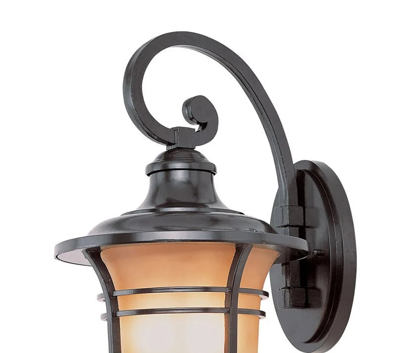 Brązowa latarnia ścienna z matowym kloszem szklanym i zakrzywionym ramieniem