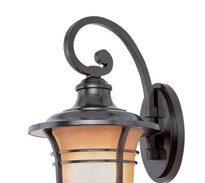 Brązowa latarnia ścienna z matowym kloszem szklanym i zakrzywionym ramieniem