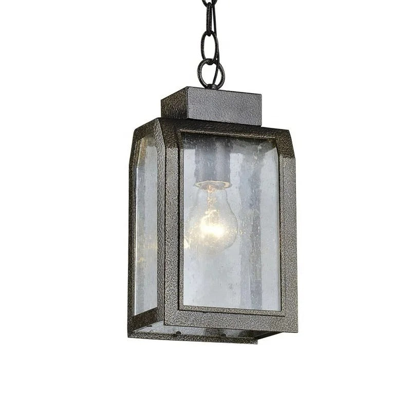 Czarna wisząca latarnia z prostokątnymi panelami szklanymi