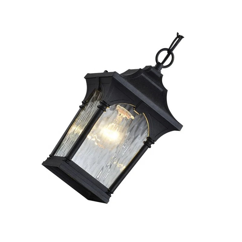 Czarna wisząca latarnia z teksturowanymi panelami szklanymi i pochylonym dachem